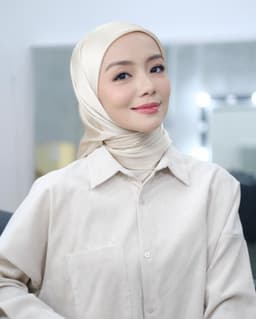 Sample selfie upload for AI hijab headshot training photo 4